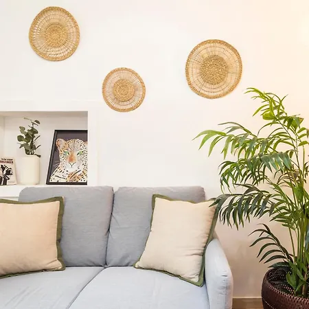 Delightful & Quirky With River Views Apartment